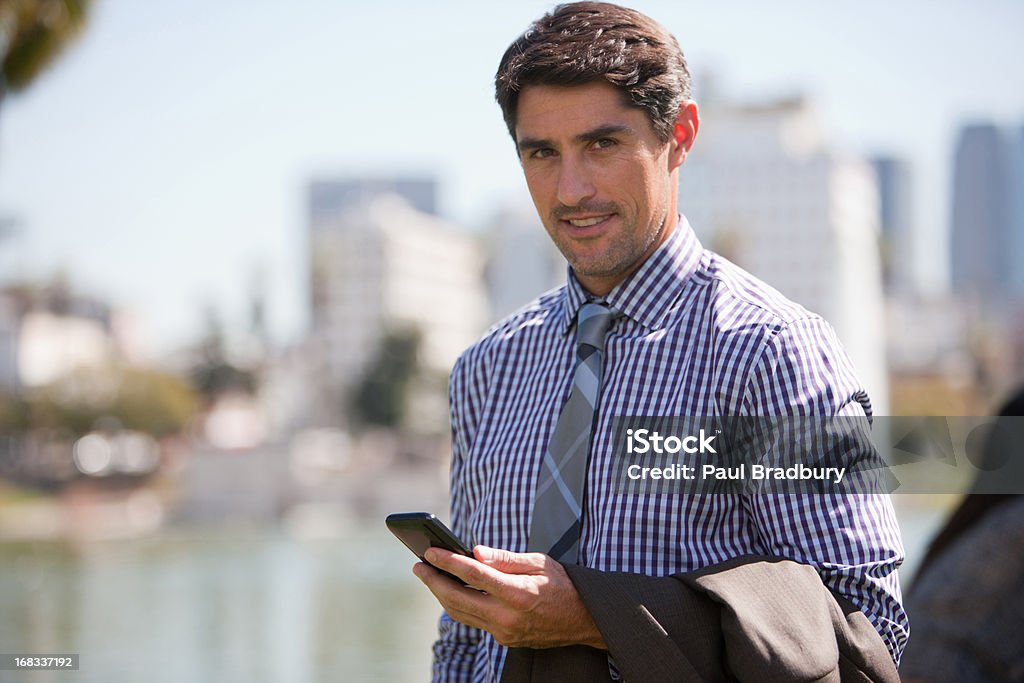 携帯電話を屋外で使っているビジネスマン - 1人のロイヤリティフリーストックフォト
