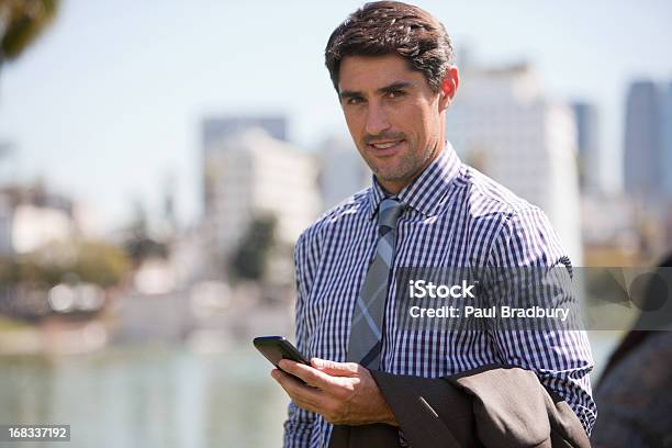 携帯電話を屋外で使っているビジネスマン - 1人のストックフォトや画像を多数ご用意 - 1人, 30-34歳, 30代
