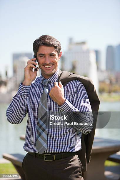 Uomo Daffari Parlando Sul Cellulare Allaperto - Fotografie stock e altre immagini di 30-34 anni - 30-34 anni, Abbigliamento elegante, Adulto