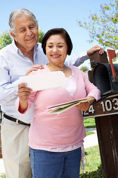 シニアヒスパニックのカップルのチェックのメールボックス - mail mailbox senior adult cheerful ストックフォトと画像