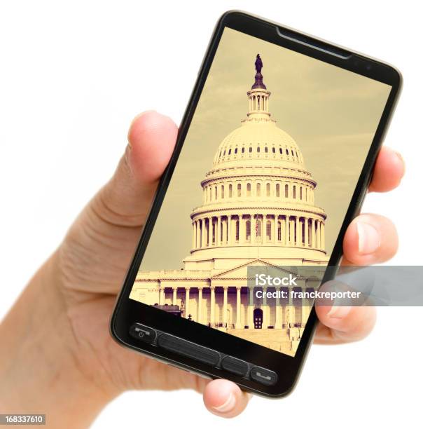 Sosteniendo Un Teléfono Con El Monumento A Washington Photo Foto de stock y más banco de imágenes de Agarrar