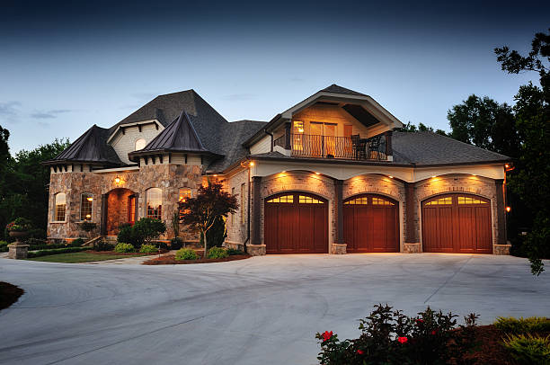 istock Luxury Home in The Evening 168338958