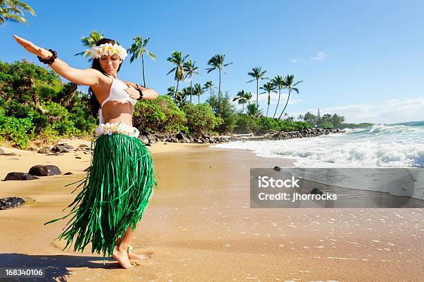 Hulatänzer Am Strand Stockfoto und mehr Bilder von Big Island - Insel Hawaii - Big Island - Insel Hawaii, Hawaii - Inselgruppe, Blumenkranz