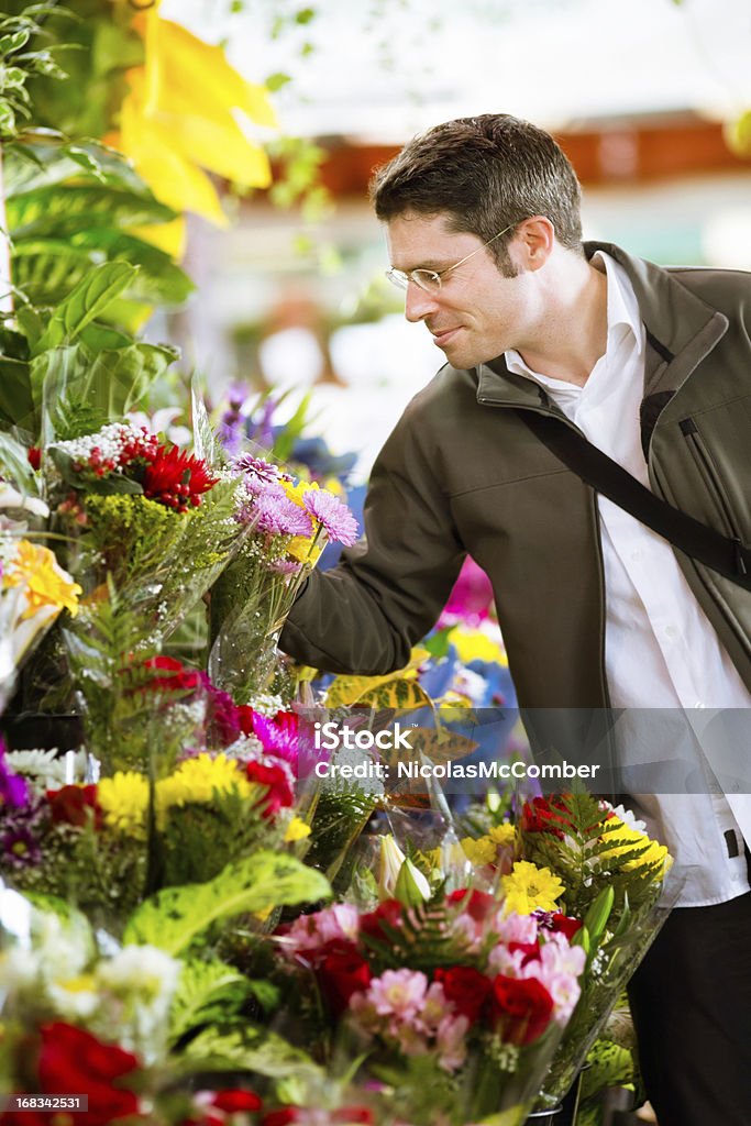 Романтический человек, покупок на цветы на рынке вертикальные - Стоковые фото 30-39 лет роялти-фри