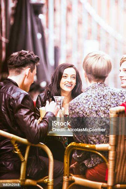 Foto de Quatro Amigos Em Berlim Cafe Se Divertindo Vertical e mais fotos de stock de Restaurante