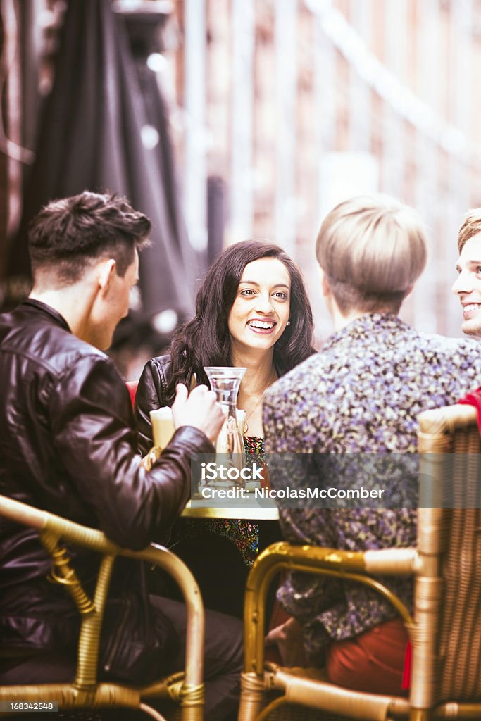 Четверо друзей в Берлине кафе весело вертикальные - Стоковые фото Ресторан роялти-фри