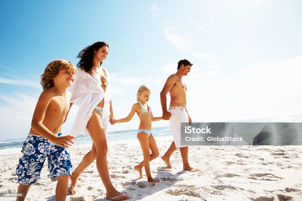 Pais com dois filhos na praia - Foto de stock de 30 Anos royalty-free