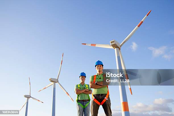 Foto de Produção De Energia e mais fotos de stock de Energia Eólica - Energia Eólica, Pessoas, Classe Trabalhadora