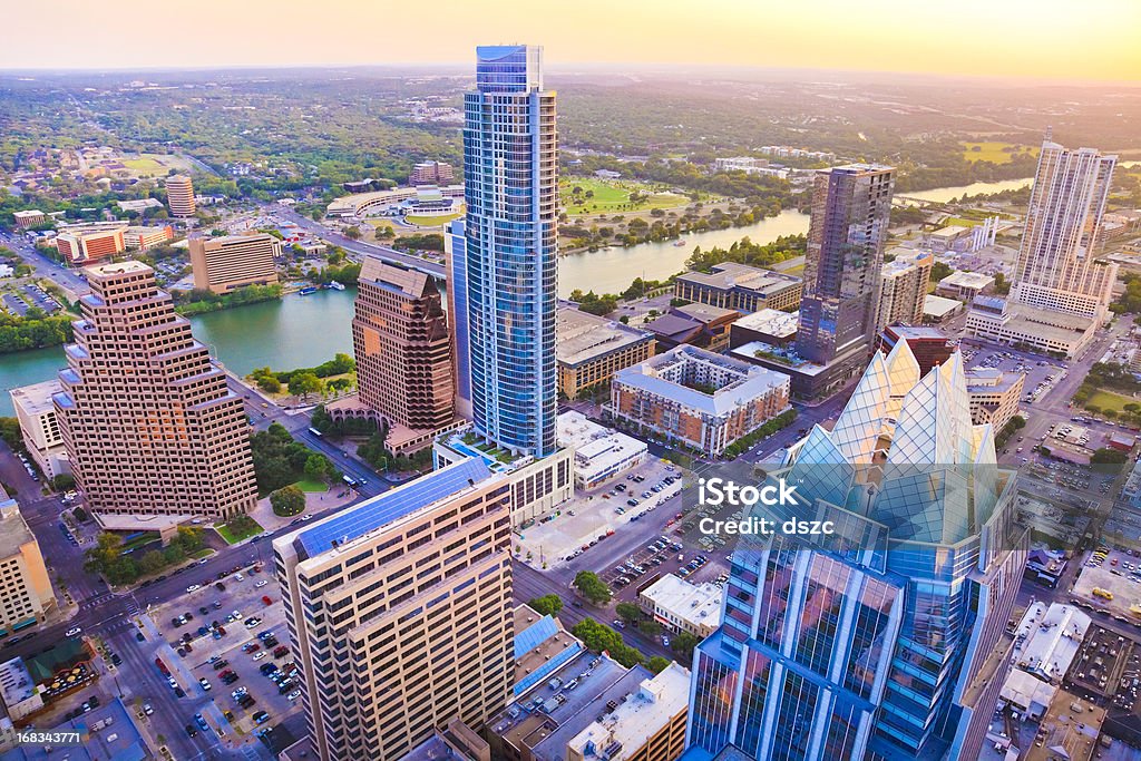 Austin Texas rascacielos al atardecer desde un helicóptero - Foto de stock de Austin - Texas libre de derechos