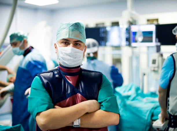 el cardiólogo médico en la sala de operaciones - angioplasty fotografías e imágenes de stock