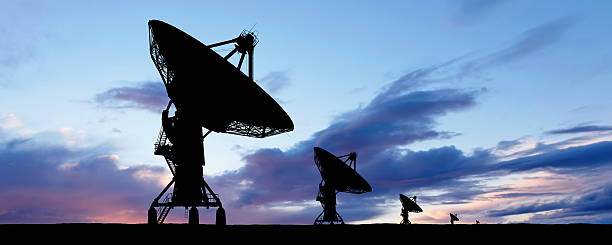 xxxl antena parabólica silueta - moody sky audio fotografías e imágenes de stock