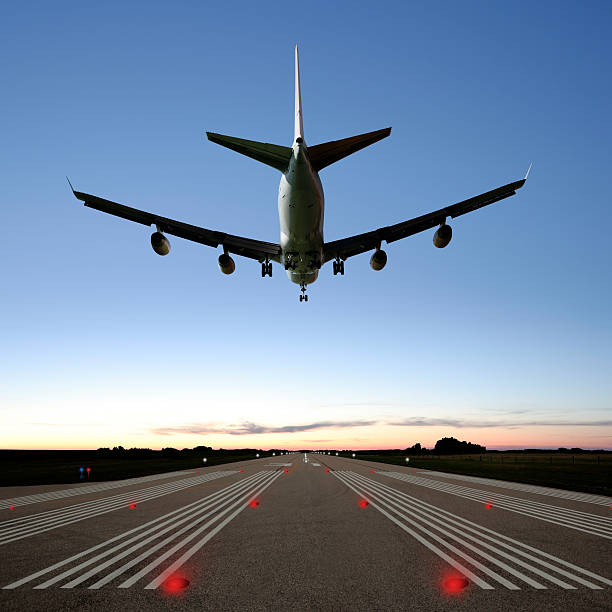 xxxl jumbo jet samolot lądowania - commercial airplane airplane cargo airplane runway zdjęcia i obrazy z banku zdjęć