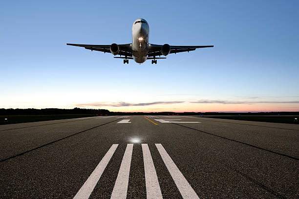 xxl jet avión aterrizando - aterrizar fotografías e imágenes de stock