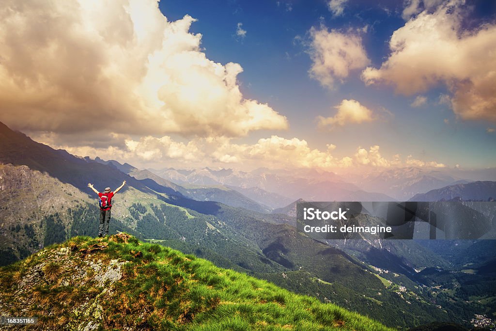 Walker Hiker Homem no topo da montanha - Royalty-free Admirar a Vista Foto de stock