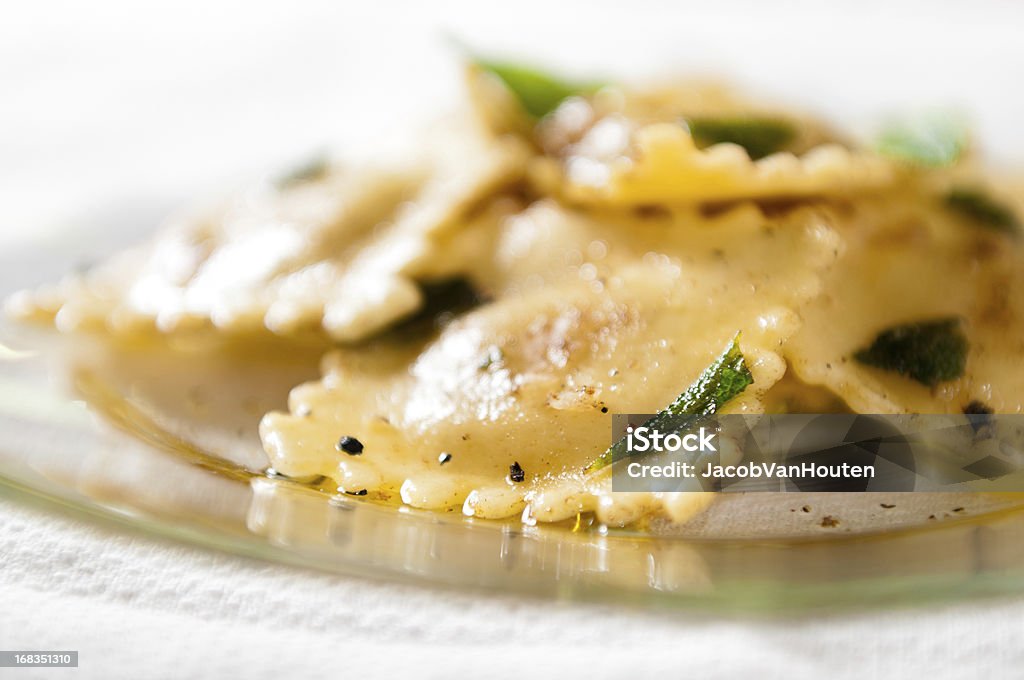 Formaggio Ravioli con salsa di burro Salvia marrone - Foto stock royalty-free di Ravioli