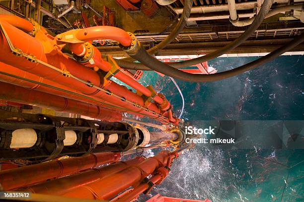 Photo libre de droit de Plateforme Pétrolière Offshore Vue Riser Pipes À Niveau De La Mer banque d'images et plus d'images libres de droit de Industrie du pétrole