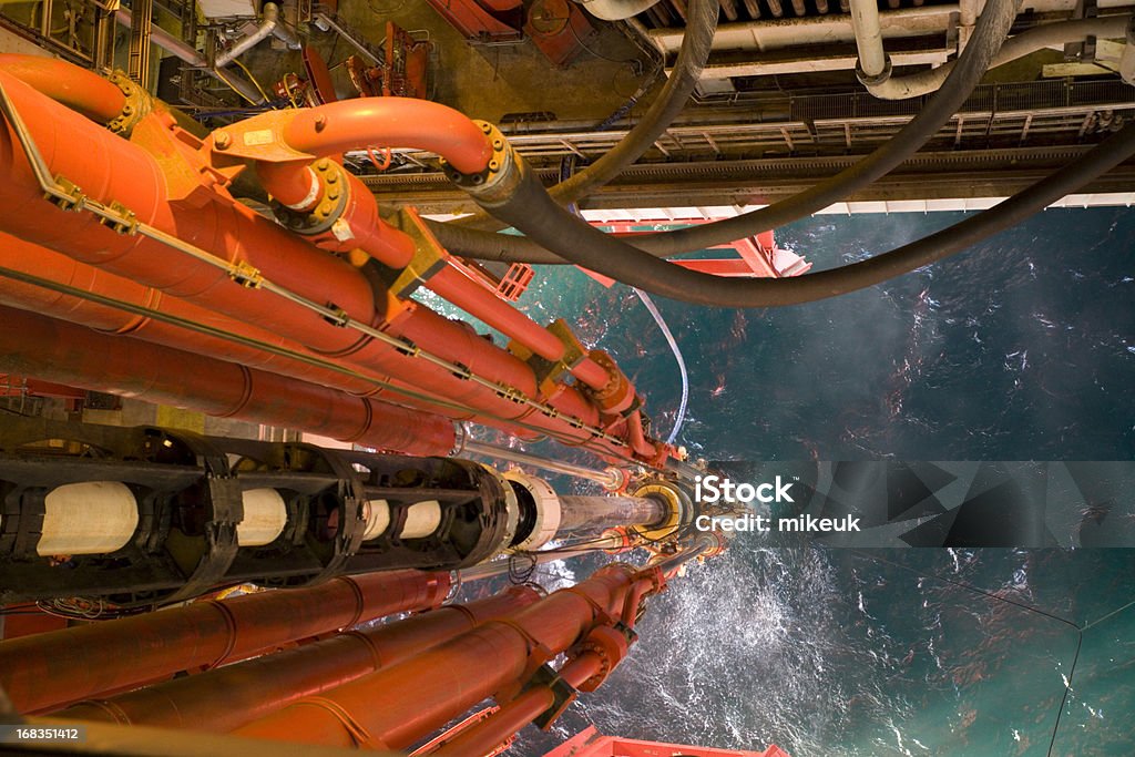 Oleju rig widok riser przewody do poziomu morza - Zbiór zdjęć royalty-free (Przemysł naftowy)
