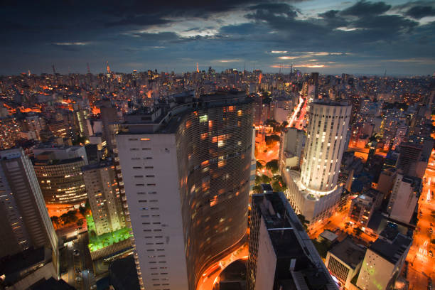 sao paulo por la noche - edificio copan fotografías e imágenes de stock