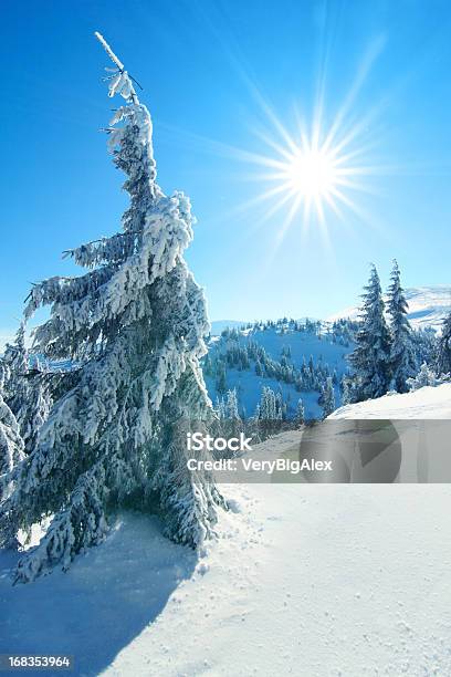 Paisaje De Montañas Invernales Foto de stock y más banco de imágenes de Abeto - Abeto, Aire libre, Alpes Europeos