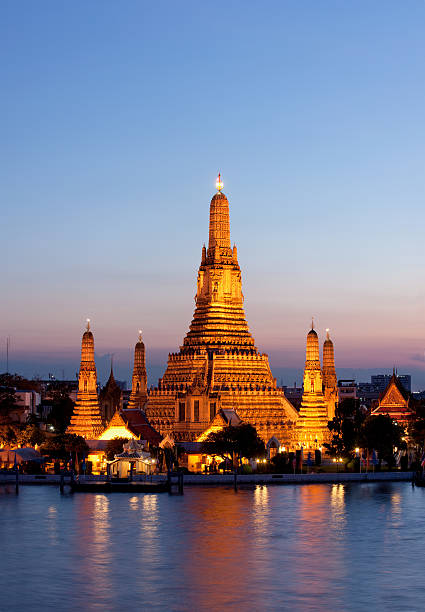 wat arun (temple of dawn), bangkok, tajlandia. - bangkok zdjęcia i obrazy z banku zdjęć