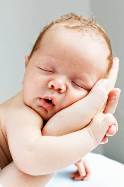 1 mese di età bambino dormire - foto stock