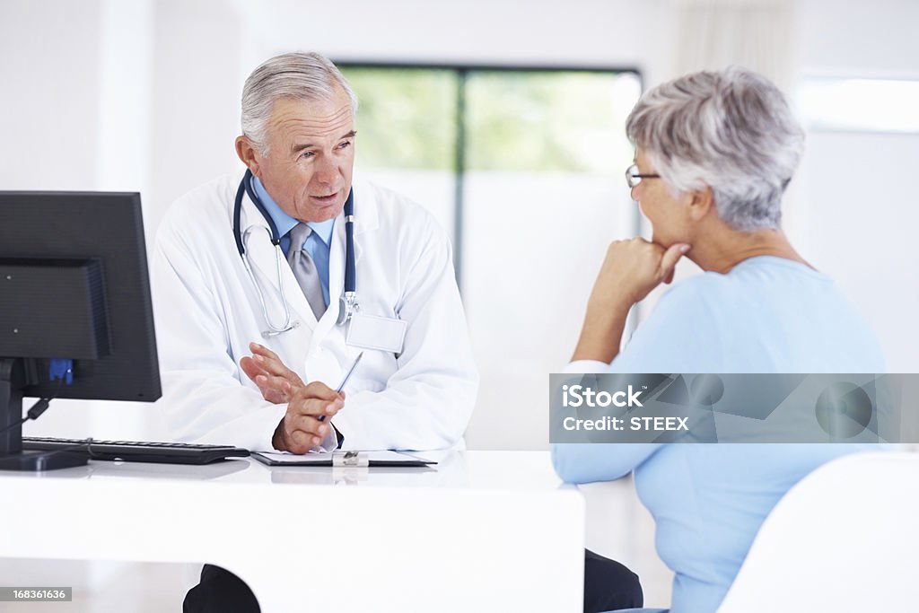 Arzt diskutieren medizinischen Bericht mit Patienten - Lizenzfrei 60-69 Jahre Stock-Foto