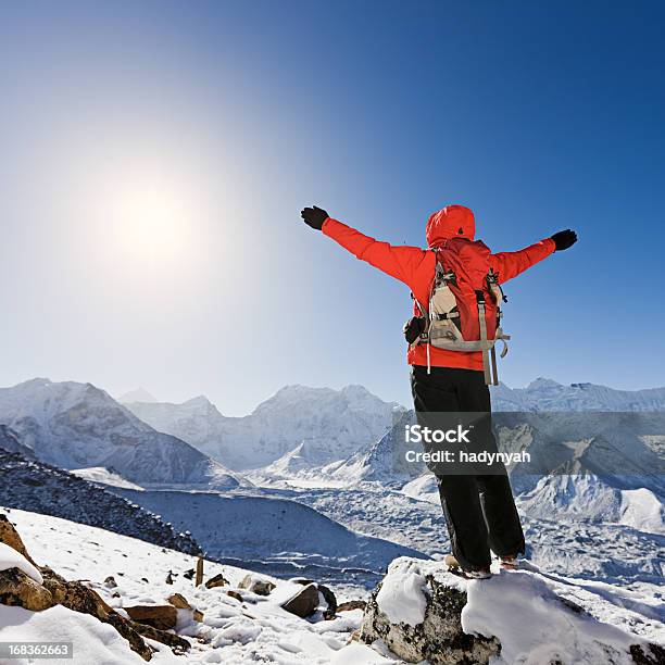 Mulher Levantar Seus Braços Na Vitória Parque Nacional Do Monte Everest - Fotografias de stock e mais imagens de Monte Everest