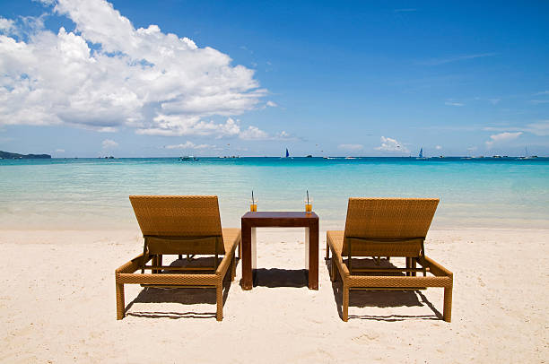 стулья на белом песчаном пляже - beach tourist resort mexico tropical climate стоковые фото и изображения