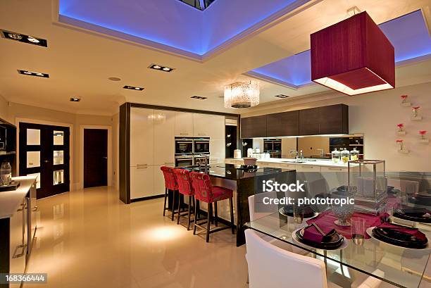 Luxus Küche Bei Nacht Stockfoto und mehr Bilder von Hocker - Hocker, Lila, Beleuchtet