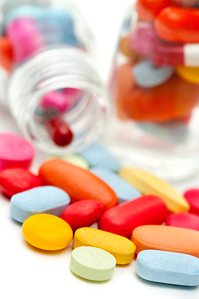 색상화 의학 정제 - vibrant color healthcare and medicine healthy lifestyle vitamin pill 뉴스 사진 이미지