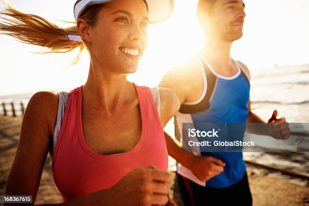 若いカップルビーチ沿いのジョギングコース - カップルのストックフォトや画像を多数ご用意 - カップル, 動き, 運動する
