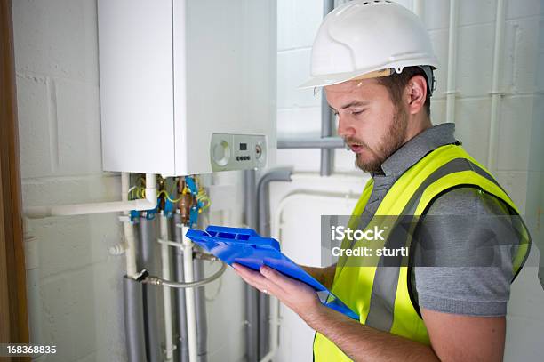 Engenheiro De Aquecimento - Fotografias de stock e mais imagens de Canalizador - Canalizador, Caldeira - Equipamento Industrial, Calor