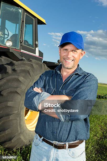 Photo libre de droit de Tracteur Conducteur banque d'images et plus d'images libres de droit de Agriculteur - Agriculteur, Agriculture, Blé