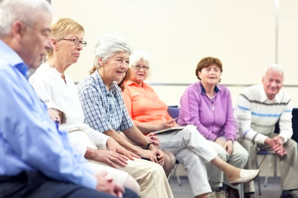 seniors en el seminario - senior adult group therapy social gathering community center fotografías e imágenes de stock