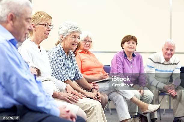 시니어 굴절률은 세미나 노인에 대한 스톡 사진 및 기타 이미지 - 노인, 모임, 그룹 치료