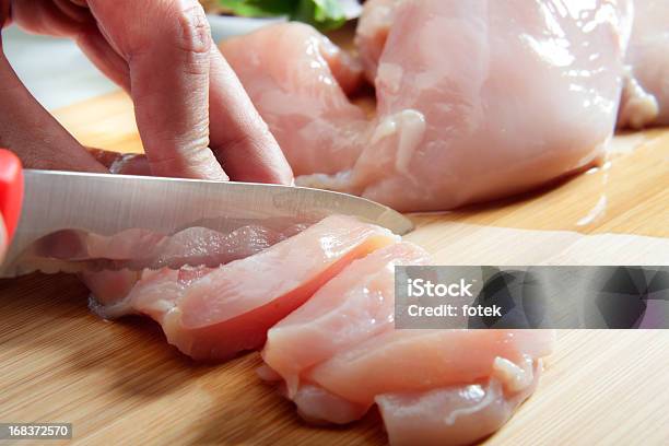 Hombre Mano Pechuga De Pollo De Corte Foto de stock y más banco de imágenes de Pollo - Pollo, Crudo, Pechuga de pollo