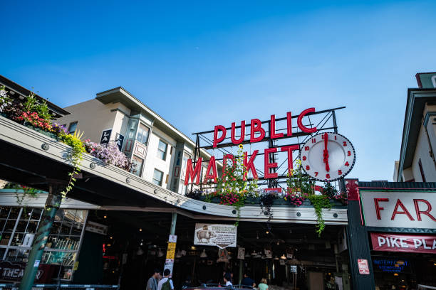 pike place market visto da rua pike na calçada em seattle, washington em um dia claro e ensolarado de verão - pike street - fotografias e filmes do acervo