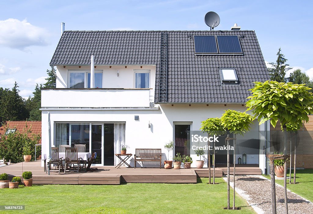 Nouvelle maison avec la vue sur le jardin-Einfamilienhaus trajet - Photo de Maison libre de droits