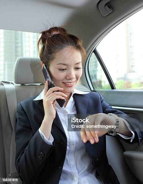 Photo libre de droit de Jeune Femme Daffaires Sur Un Backseat De Voiture Téléphone banque d'images et plus d'images libres de droit de 20-24 ans