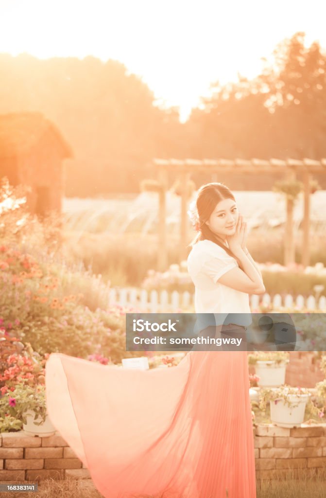 Jovem desfrutando de luz do sol e a natureza - Foto de stock de Adolescente royalty-free