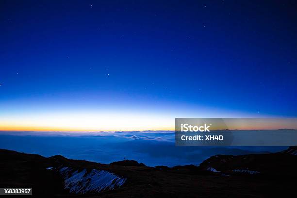 Photo libre de droit de Laube banque d'images et plus d'images libres de droit de Globe terrestre - Globe terrestre, Ligne d'horizon au-dessus de la terre, Sol - Phénomène naturel