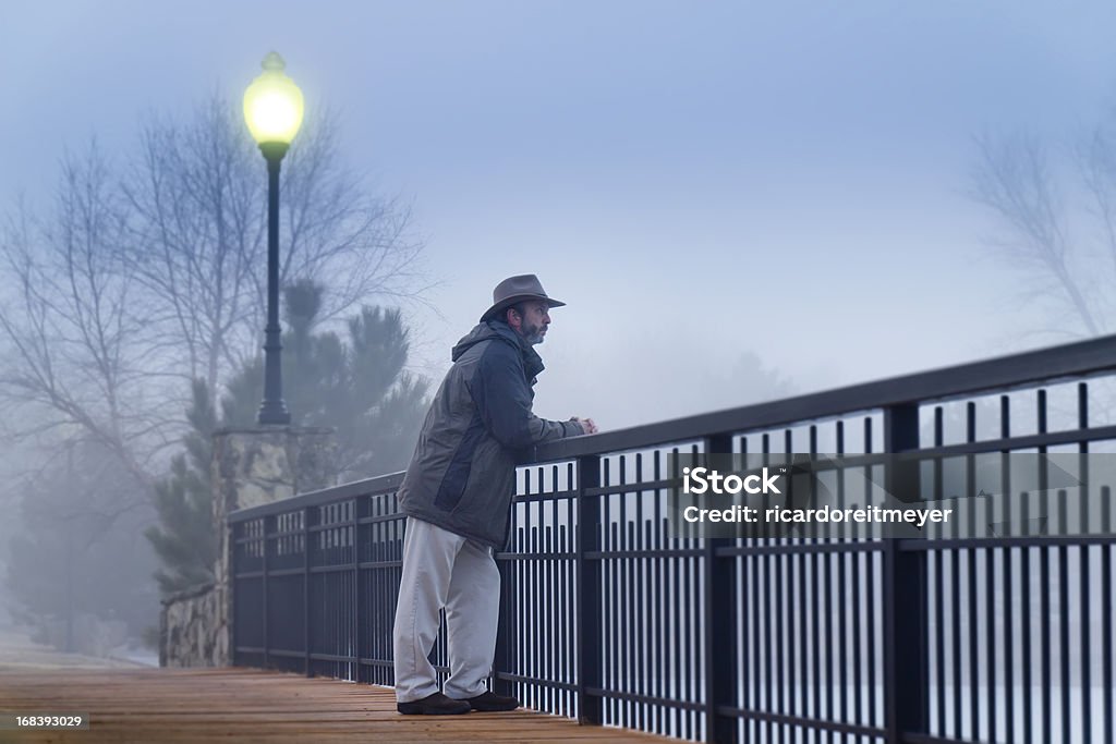 Freddo, nebbia mattina porta pensieri triste Senior adulti di sesso maschile - Foto stock royalty-free di 50-54 anni