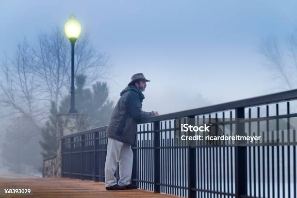 Freddo Nebbia Mattina Porta Pensieri Triste Senior Adulti Di Sesso Maschile - Fotografie stock e altre immagini di 50-54 anni