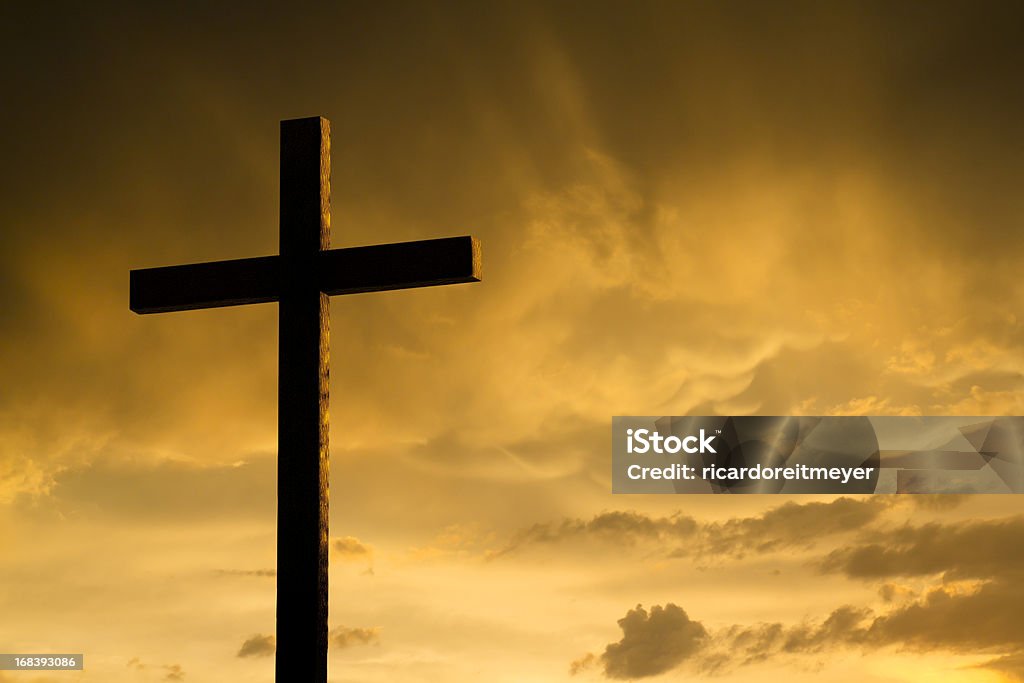 Iluminação dramática na Cruz cristã como nuvens de tempestade férias - Foto de stock de Céu Dramático royalty-free
