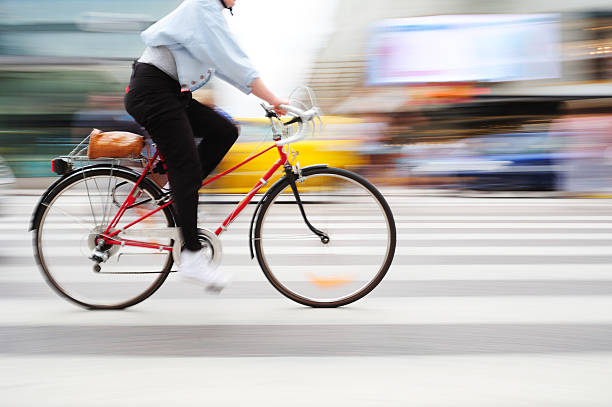 bicicletta in moto su traversata di zebra - cycling bicycle women city life foto e immagini stock