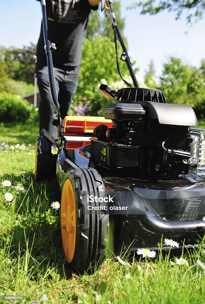 남자 잘라냄 잔디/잔디 깎기 잔디 - 로열티 프리 잔디 깎는 기계 스톡 사진