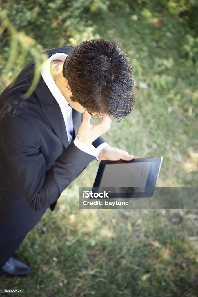 Jovem Empresário trabalhando no computador tablet na natureza - Royalty-free Adulto Foto de stock