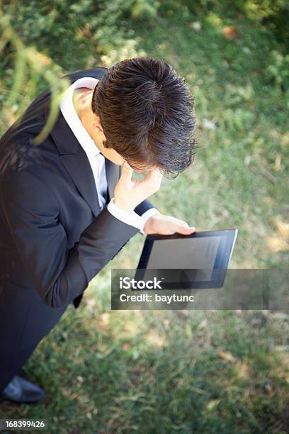 Jovem Empresário Trabalhando No Computador Tablet Na Natureza - Fotografias de stock e mais imagens de Adulto