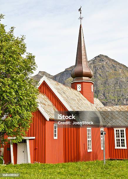 Foto de Vermelho Igreja De Madeira Norueguesa Lofoten e mais fotos de stock de Antigo - Antigo, Arquitetura, Concentração populacional