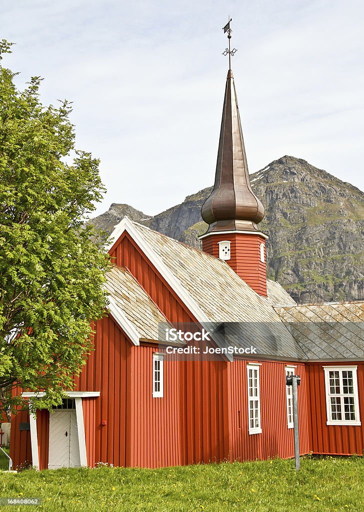 Красный Деревянная Церковь Lofoten Норвегия - Стоковые фото Архитектура роялти-фри